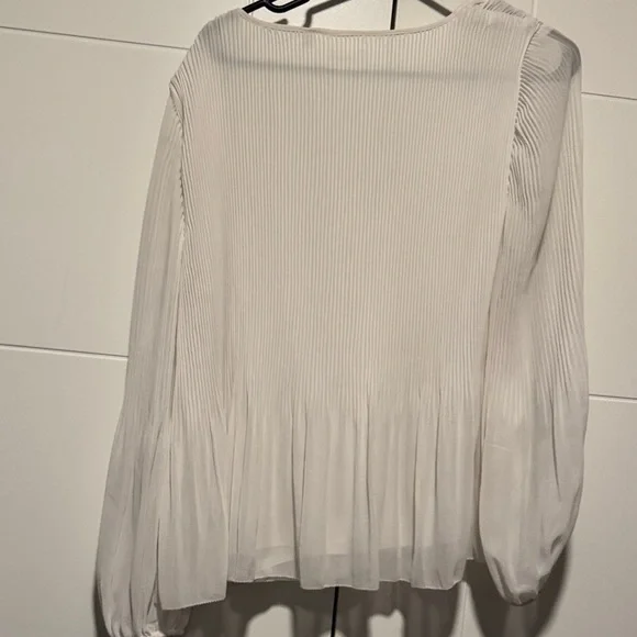 Wilfred
Daydreamer V-neck Blouse - Picture 7 of 14